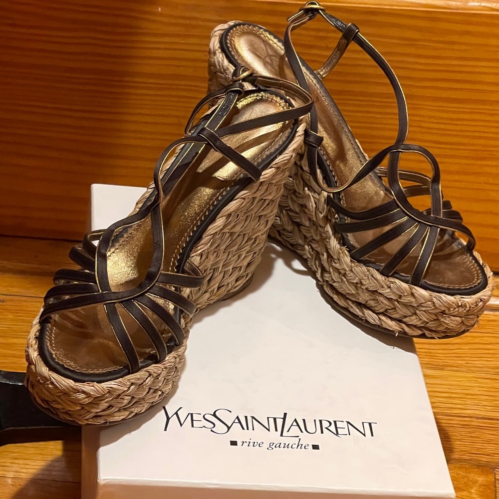 Yves Saint Laurent Espadrilles
LOULOU 85 SANDAL
SATIN DUCHESSE
Marrone